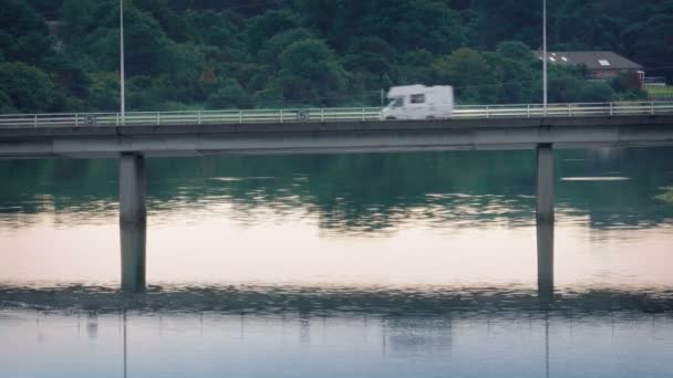 Autos Lastwagen Und Wohnmobile Auf Brücke Über Das Wasser — Stockvideo