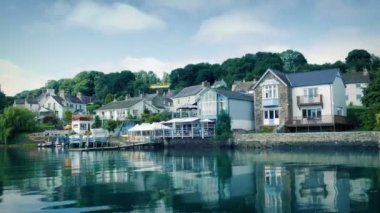 Gündüz vakti güzel rıhtım evlerinin önünden geçmek.