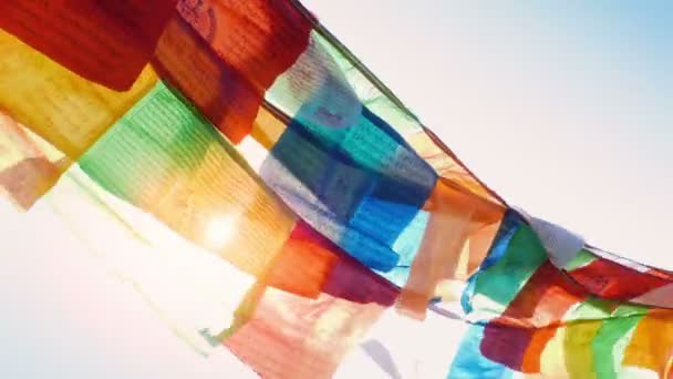 Bandeiras Oração Com Sol Brilhando Através Vento — Vídeo de Stock