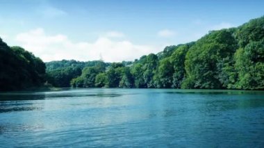 Yazın Geniş Nehirde Yelken Açmak