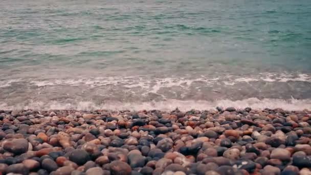Gün Batımında Dalgalar Kıyıya Vurur — Stok video