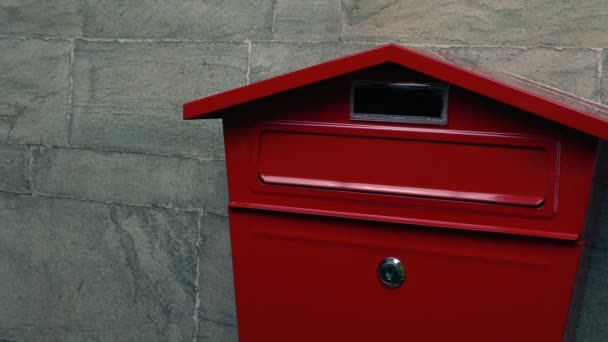 Passer Une Boîte Aux Lettres Sur Mur — Video