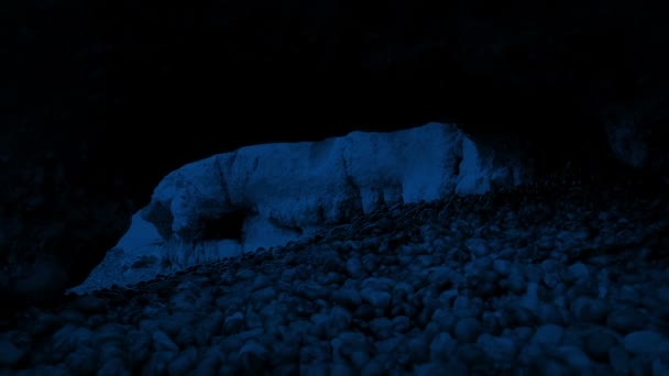晚上在海滩上的岩石拱门 — 图库视频影像