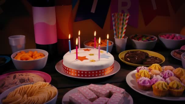 Születésnapi Ünnepi Asztal Tortával Rágcsálnivalókkal — Stock videók