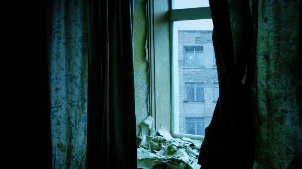 在被毁的建筑物中透过窗户眺望雪地的城市风景 — 图库视频影像