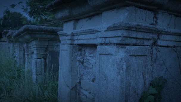 Criptas Cementerio Ventoso Anochecer — Vídeo de stock