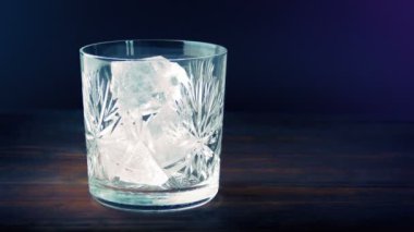 Olay yerine renkli ışıklarla viski dökülüyor.