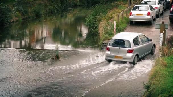 Autos fahren durch Wasserstraße — Stockvideo