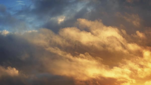 Nuvens douradas épicas no céu azul — Vídeo de Stock