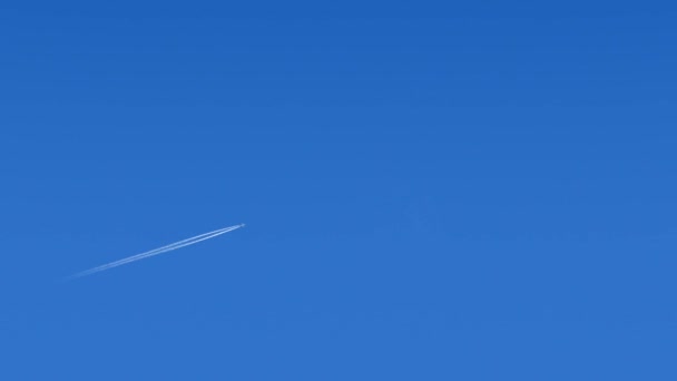 Flugzeug fliegt über blauen Himmel — Stockvideo