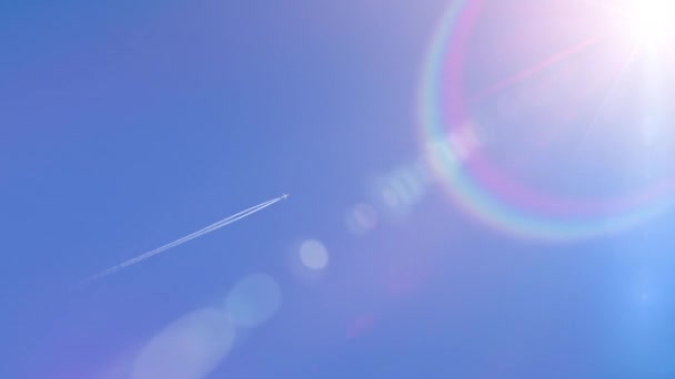 Letadlo letí směrem ke slunci — Stock video
