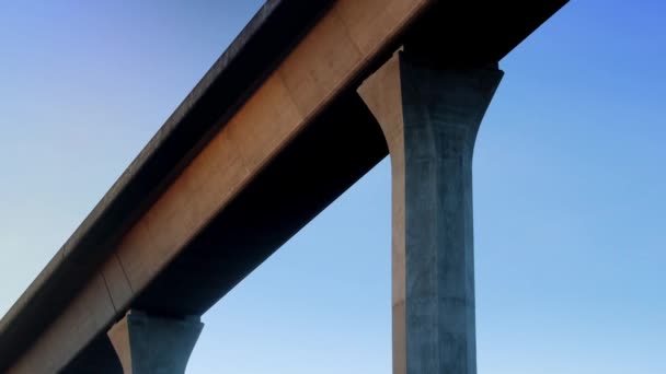 Metro trein passeert boven op de brug — Stockvideo