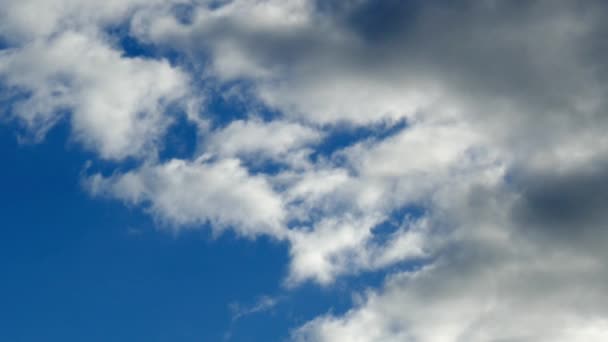 Большие облака движутся по небу — стоковое видео