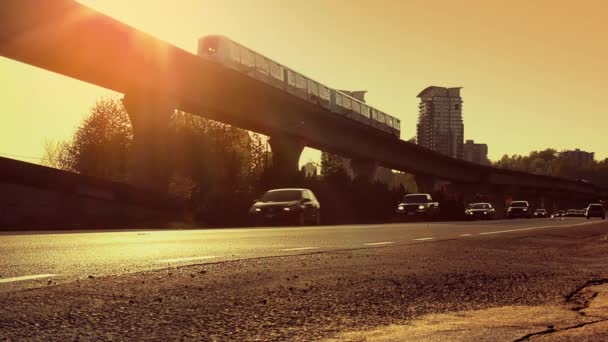 Viel befahrene Straße bei Sonnenuntergang — Stockvideo