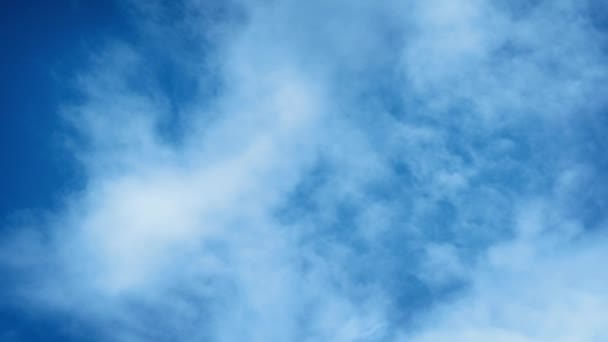 Nuvens se movendo rápido através do céu azul — Vídeo de Stock
