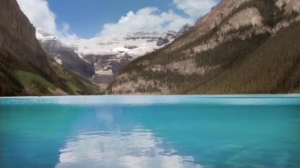 Lago de montaña en día soleado — Vídeo de stock