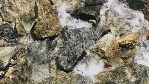 Fluss über große Felsen von oben — Stockvideo