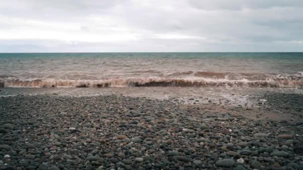 Praia rochosa — Vídeo de Stock