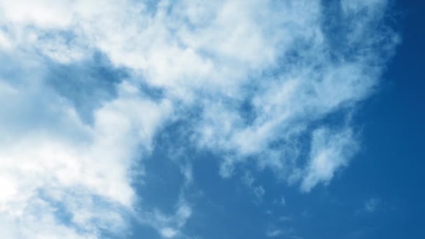 Cielo lleno de nubes en movimiento rápido — Vídeos de Stock