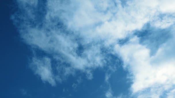 Cielo lleno de nubes en movimiento rápido — Vídeos de Stock