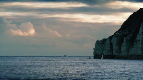 Sunrise nära havet klippor — Stockvideo