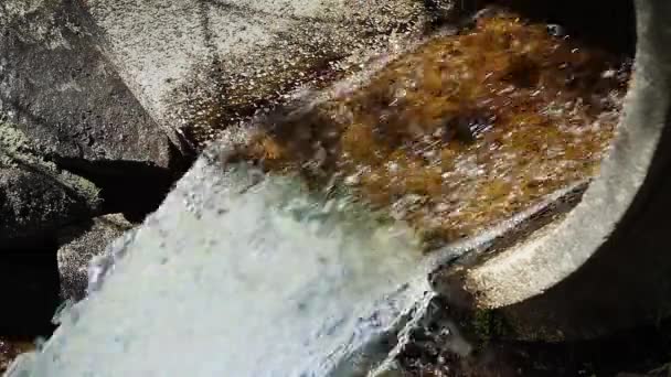 Вода течет из трубы — стоковое видео