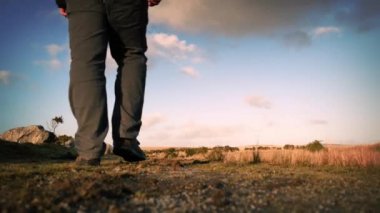 İnsan tepenin üzerinde yürüyor