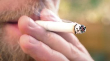 Sigara ve sigara yavaş hareket parçasıyla birlikte kullanılmalıdır