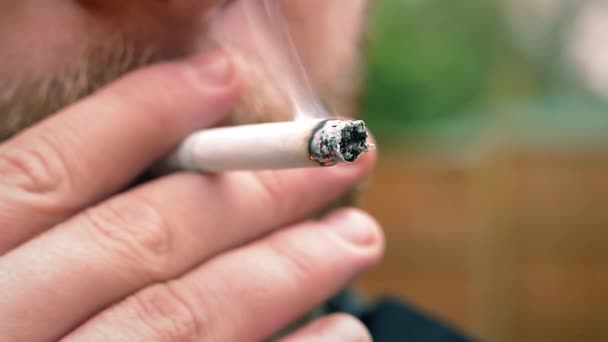 Fumar tabaco en cámara lenta fuera de cámara lenta — Vídeo de stock