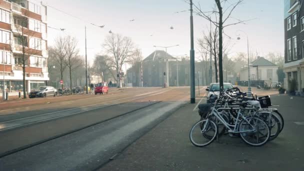 Bicicletas passando na cidade europeia — Vídeo de Stock