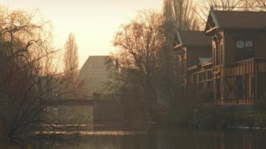 İnsanlar arası köprü bitti kanal gün batımında