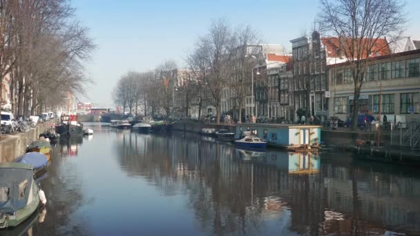 Canal escénico en el centro de Ámsterdam — Vídeo de stock