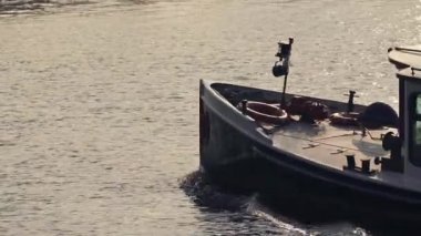 Kanal tekne geçer güzel öğleden sonra ışık