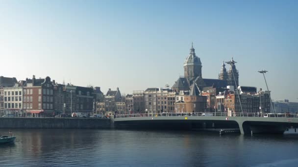 Central Amsterdam com barco de passagem — Vídeo de Stock