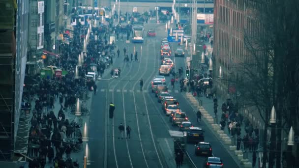 Stad kruispunt met enorme menigte van mensen — Stockvideo