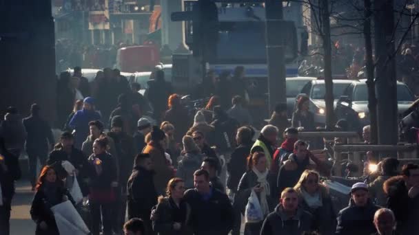 Multitud de personas en lo profundo de la ciudad — Vídeo de stock
