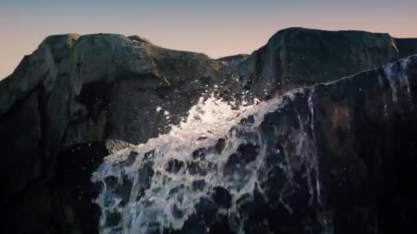 Vattenfall över bergväggen — Stockvideo