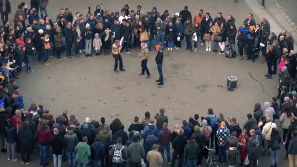 Street Performer hace magia para la multitud — Vídeo de stock