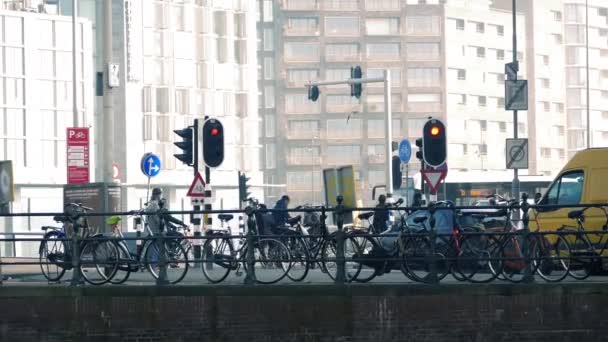 Voertuigen op rode lichten met mensen passeren — Stockvideo