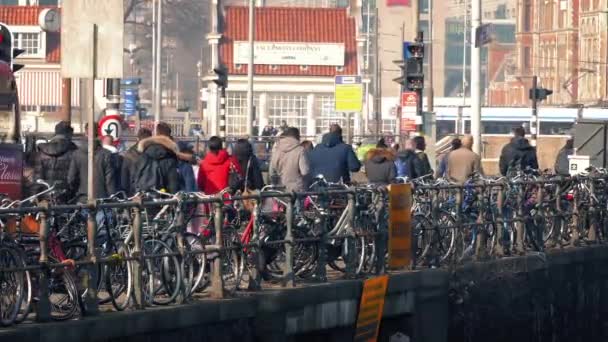 Τους ανθρώπους που περπατούν παρελθόν ποδήλατα στην πόλη — Αρχείο Βίντεο