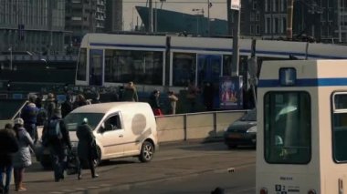 Yoğun şehir kavşak tramvaylar ve insanlar ile