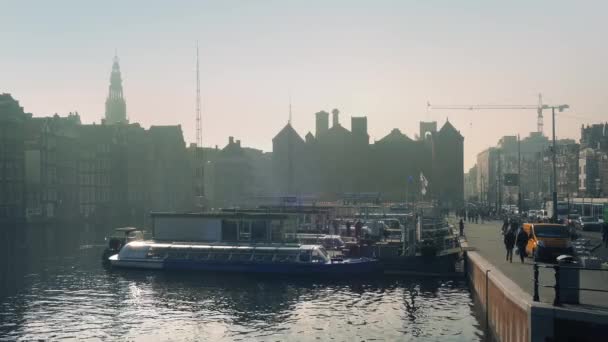 Port ensoleillé dans la ville — Video