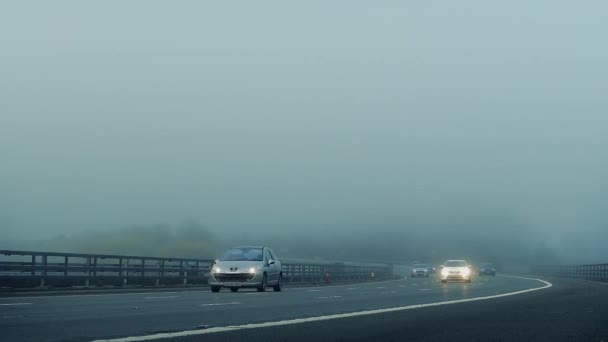 Autos passieren Autobahn im Nebel — Stockvideo