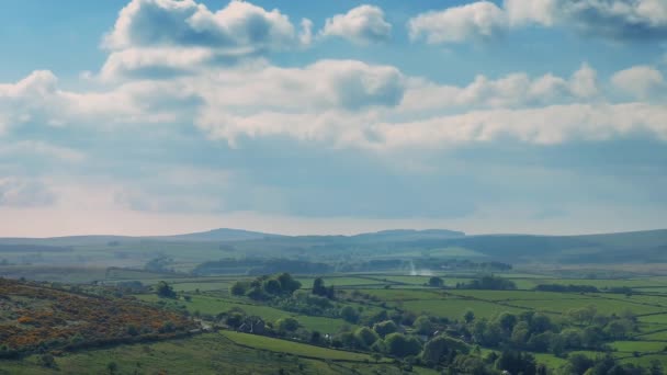 Paysage rural avec fumée lointaine qui monte — Video