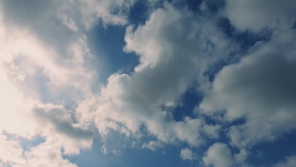 Dramática luz del sol en las nubes que pasan — Vídeos de Stock