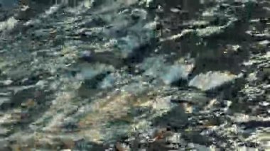 Nehir akan parlak yüzey