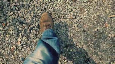 Akşamları çakıl yolda yürürken Pov