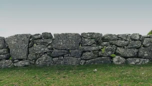 Ruchomych przeszłości stary kamienny mur — Wideo stockowe