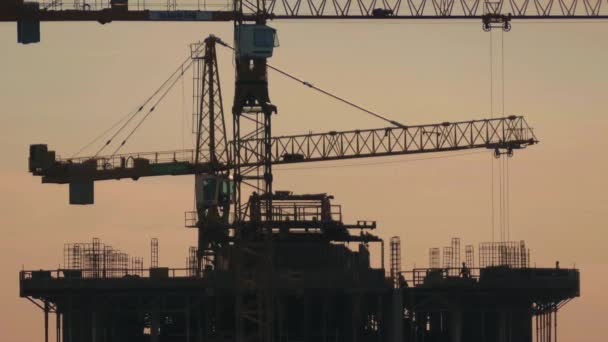 Trabajadores en la parte superior de la construcción en construcción — Vídeos de Stock