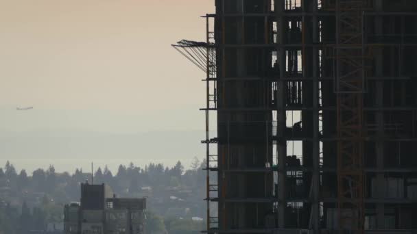 Avión vuela Edificio pasado en construcción — Vídeo de stock